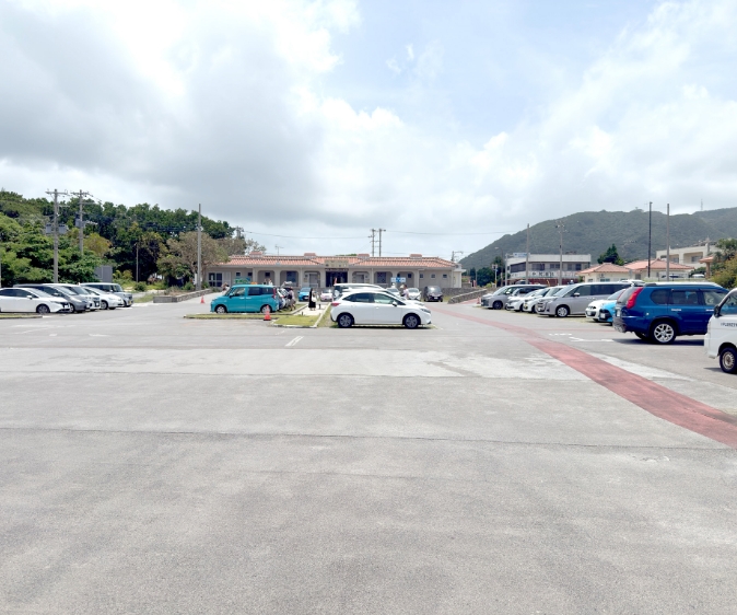 駐車場からコミュニティ施設へ向かう様子