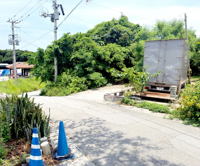 道路まで進んで左へ進む道