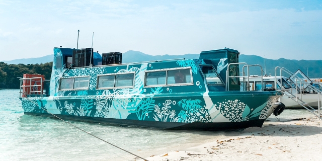 グラスボート「ムイ」の船内