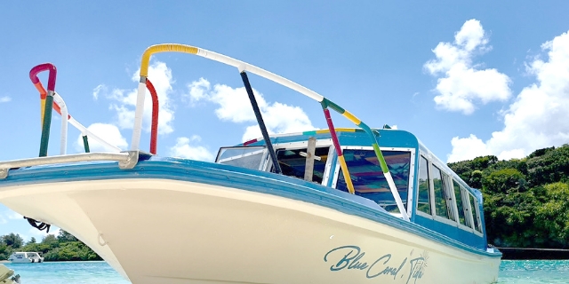 グラスボート「ティダ」の開放的な内装